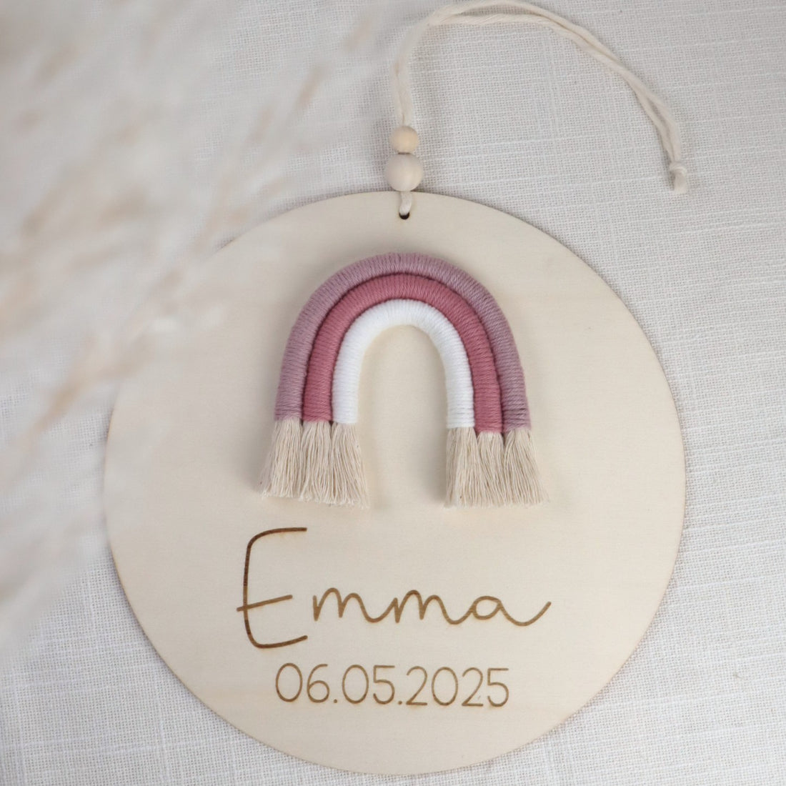 Holzschild mit Makramee-Regenbogen – personalisiert mit Name &amp; Geburtsdatum