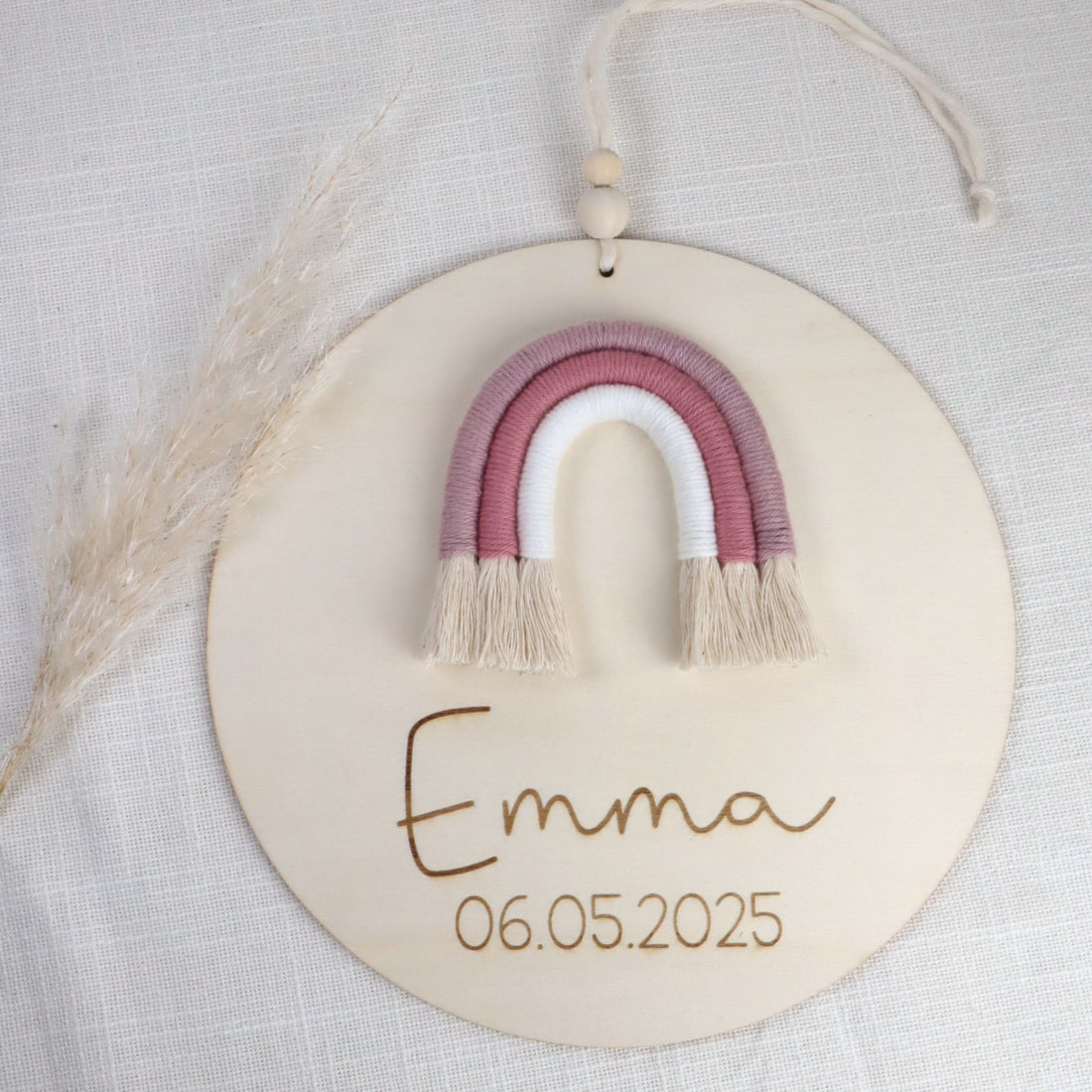 Holzschild mit Makramee-Regenbogen – personalisiert mit Name &amp; Geburtsdatum