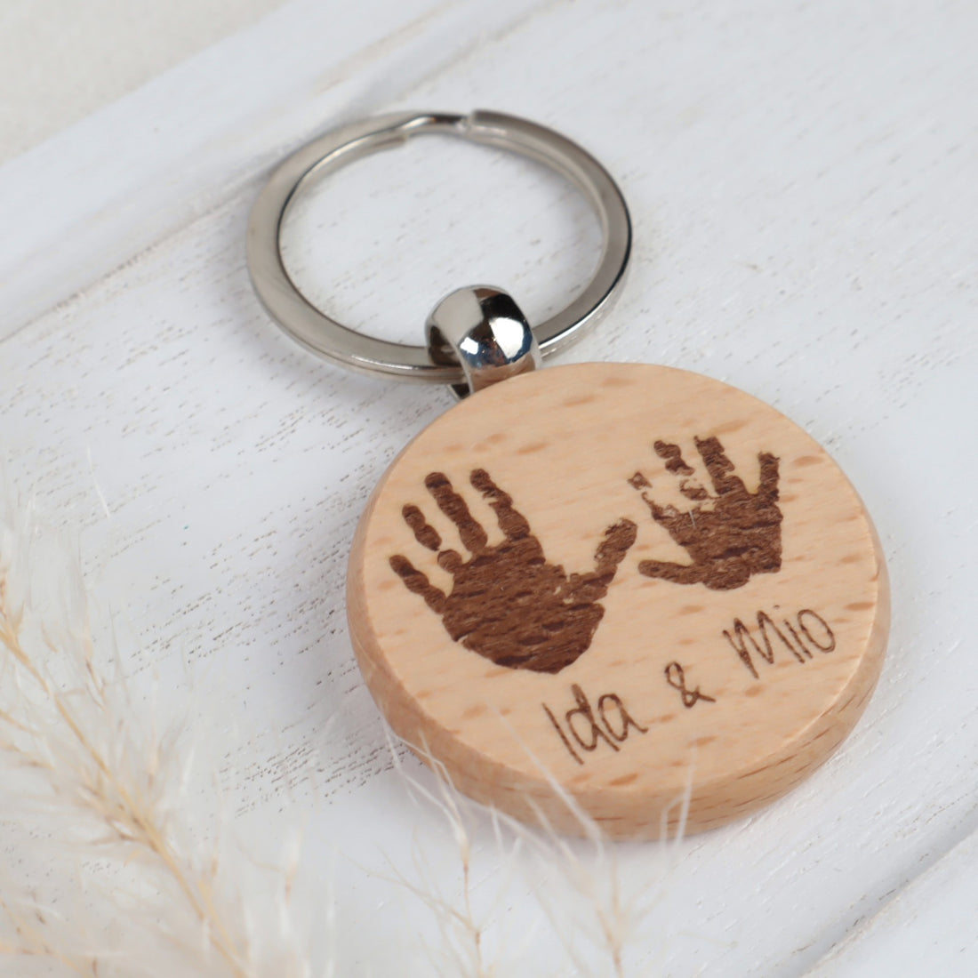 Schlüsselanhänger personalisiert – mit Hand- oder Fußabdruck graviert, aus Holz