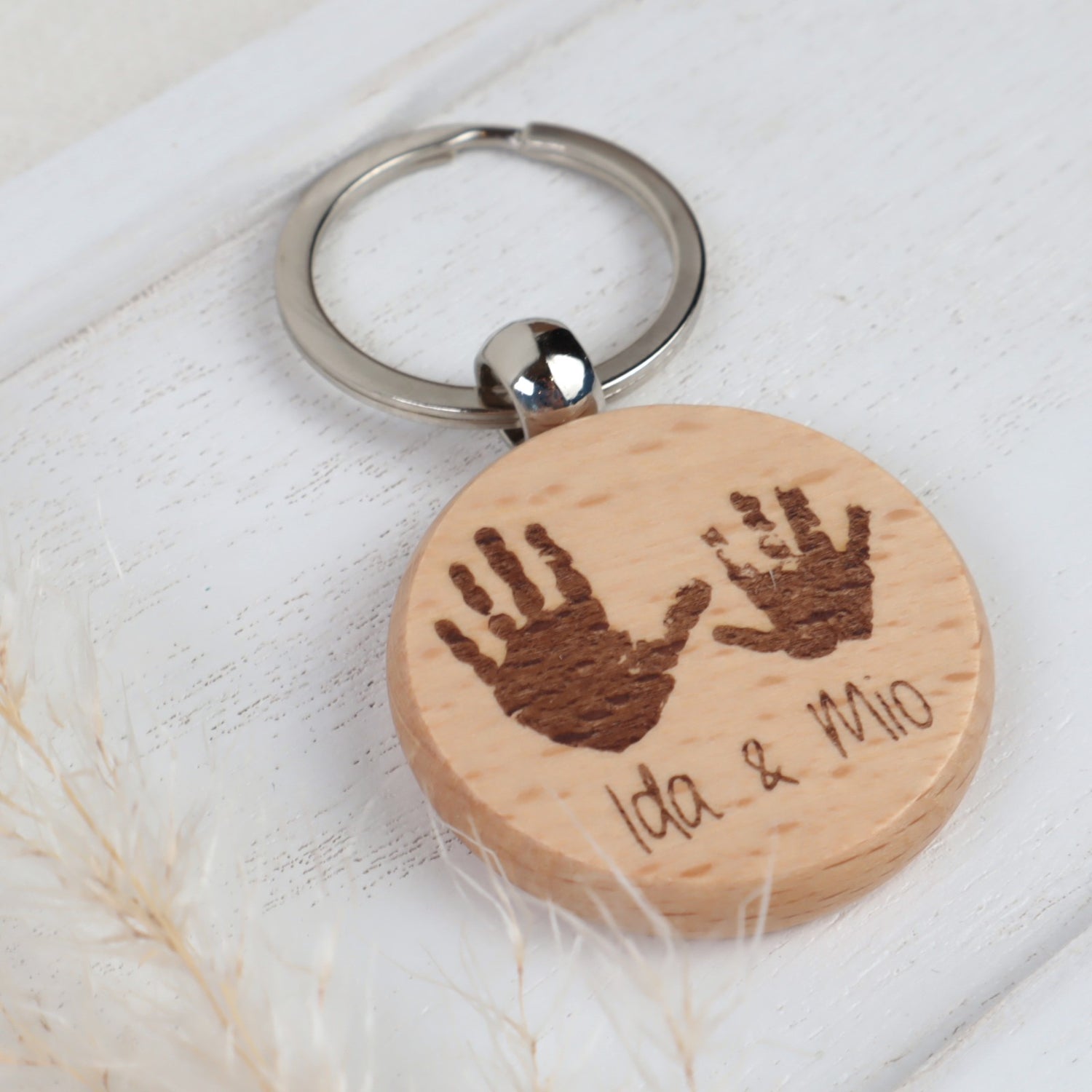 Schlüsselanhänger personalisiert – mit Hand- oder Fußabdruck graviert, aus Holz