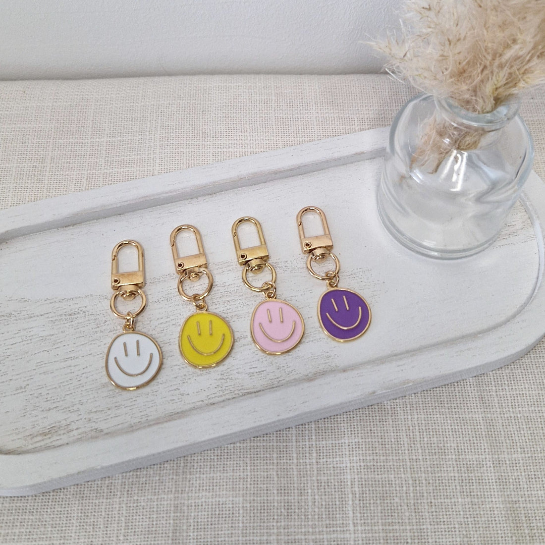 Schlüsselanhänger „Lächeln to go“ – Smiley mit Karabiner in Wunschfarbe