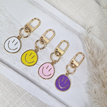 Schlüsselanhänger „Lächeln to go“ – Smiley mit Karabiner in Wunschfarbe
