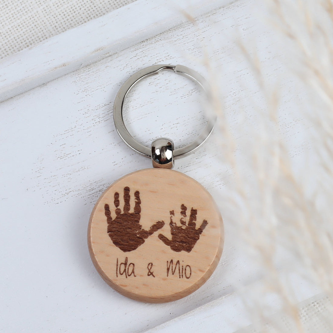 Schlüsselanhänger personalisiert – mit Hand- oder Fußabdruck graviert, aus Holz
