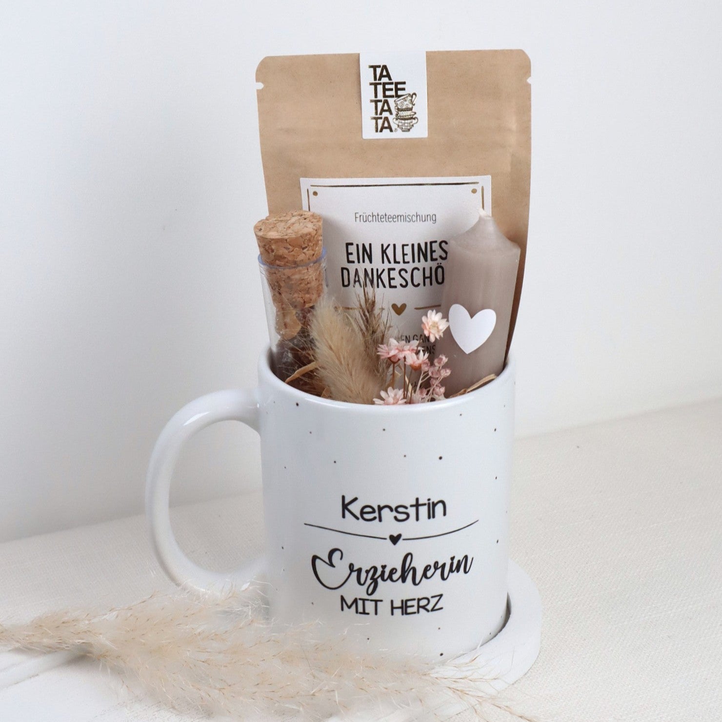 Geschenkset „Erzieherin mit Herz“ – personalisierbare Tasse, wahlweise gefüllt