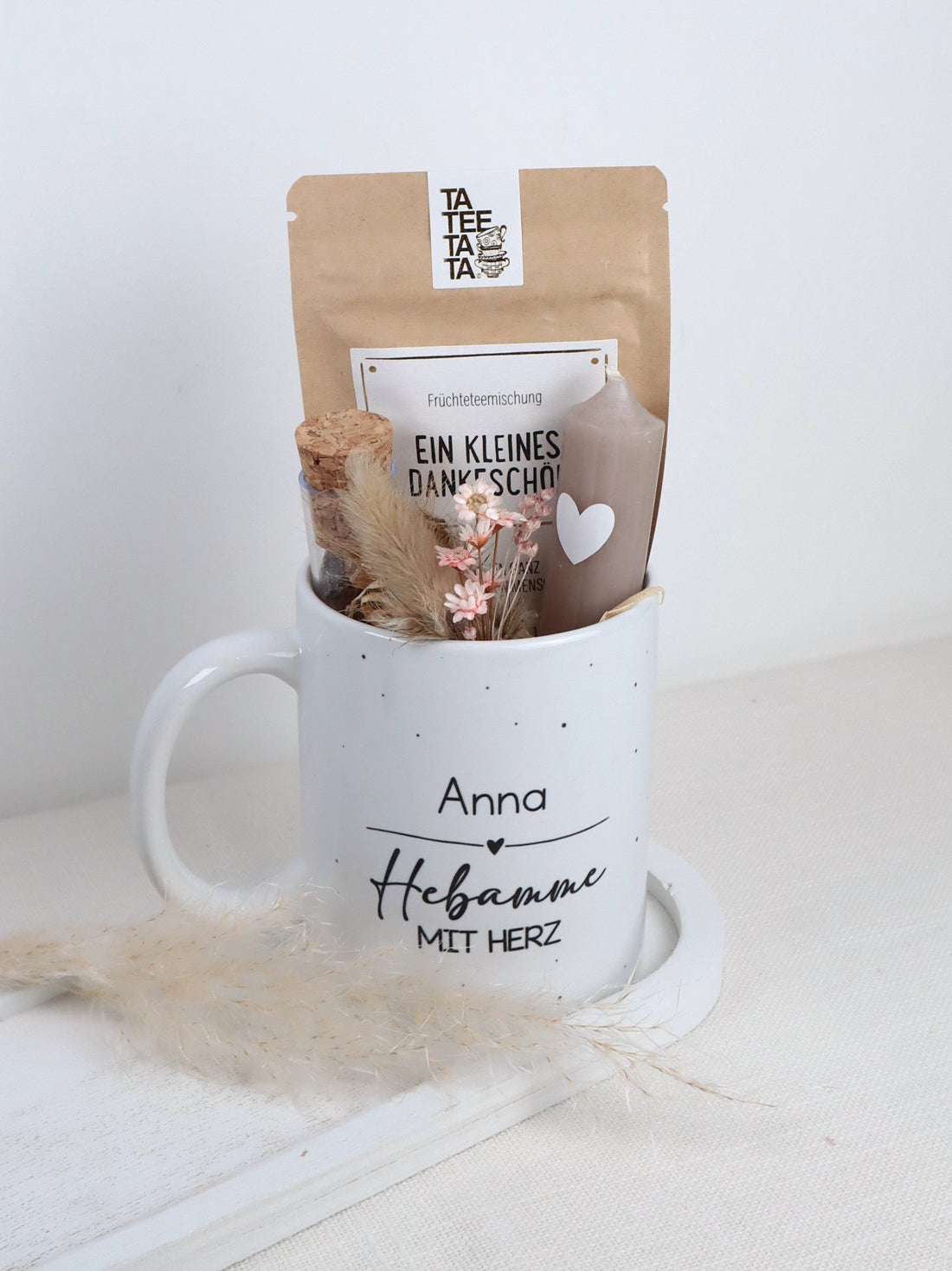 Geschenkset „Hebamme mit Herz“ – personalisierbare Tasse, wahlweise gefüllt