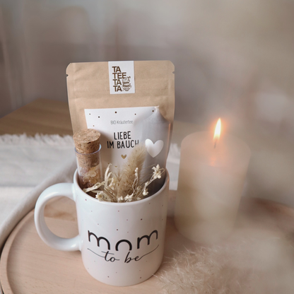 Geschenkset „Mom to be“ – Tasse mit Bio-Tee, Kerze &amp; Trockenblumen für werdende Mamas
