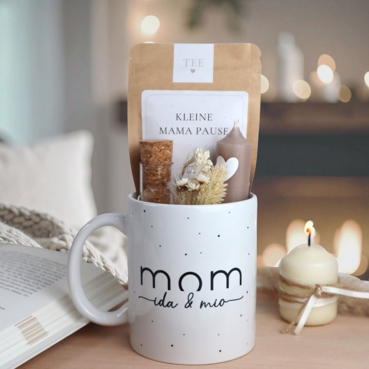 Geschenkset „Mom“ mit Namen – Tasse mit Bio-Tee, Kerze &amp; Trockenblumen für Mamas