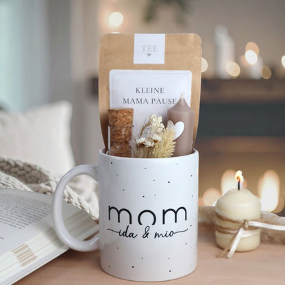 Geschenkset „Mom“ mit Namen – Tasse mit Bio-Tee, Kerze &amp; Trockenblumen für Mamas