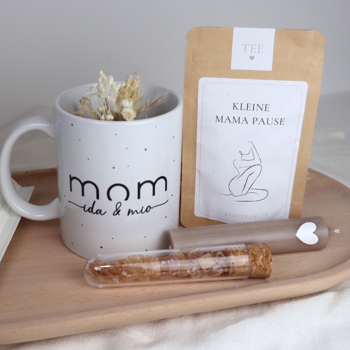 Geschenkset „Mom“ mit Namen – Tasse mit Bio-Tee, Kerze &amp; Trockenblumen für Mamas