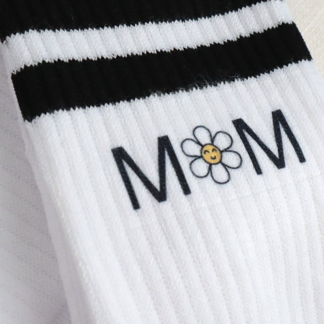 Tennissocken MOM – mit Blümchenmotiv für trendbewusste Mamas