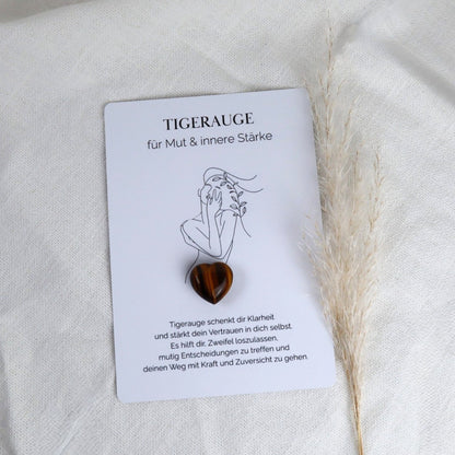 Herzenssteinkarte für Mut &amp; innere Stärke – Tigerauge in Herzform