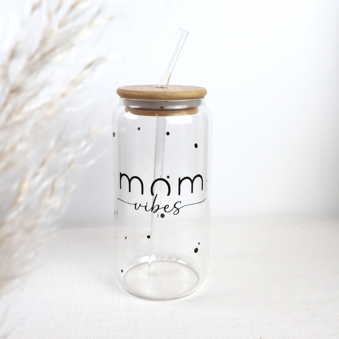 Trinkglas „Mom Vibes“ – Glas oder Kunststoffbecher (500 ml) personalisierbar