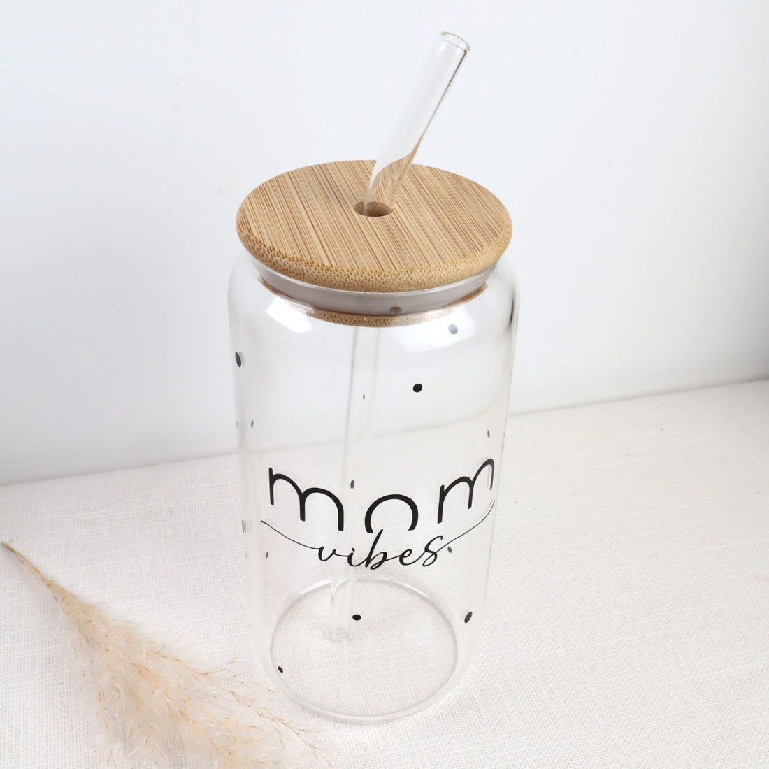 Trinkglas „Mom Vibes“ – Glas oder Kunststoffbecher (500 ml) personalisierbar