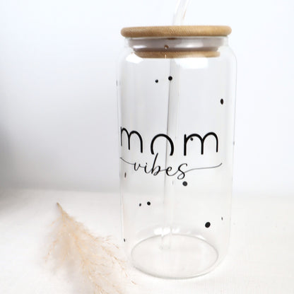 Trinkglas „Mom Vibes“ – Glas oder Kunststoffbecher (500 ml) personalisierbar