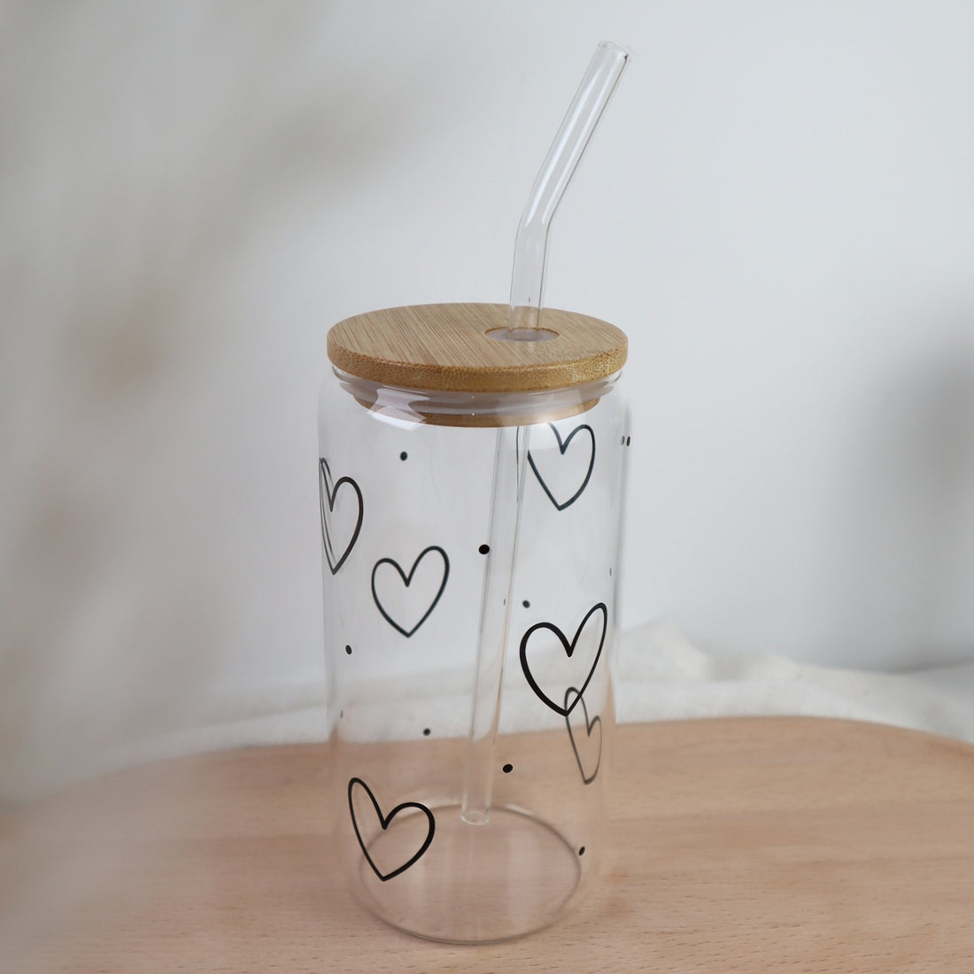 Trinkglas mit kleinen Herzen – personalisierbar mit Gravur