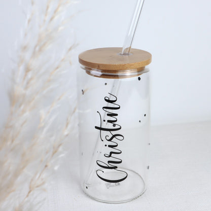 Trinkglas mit Name – personalisiert | Glas mit Bambusdeckel oder Kunststoffbecher