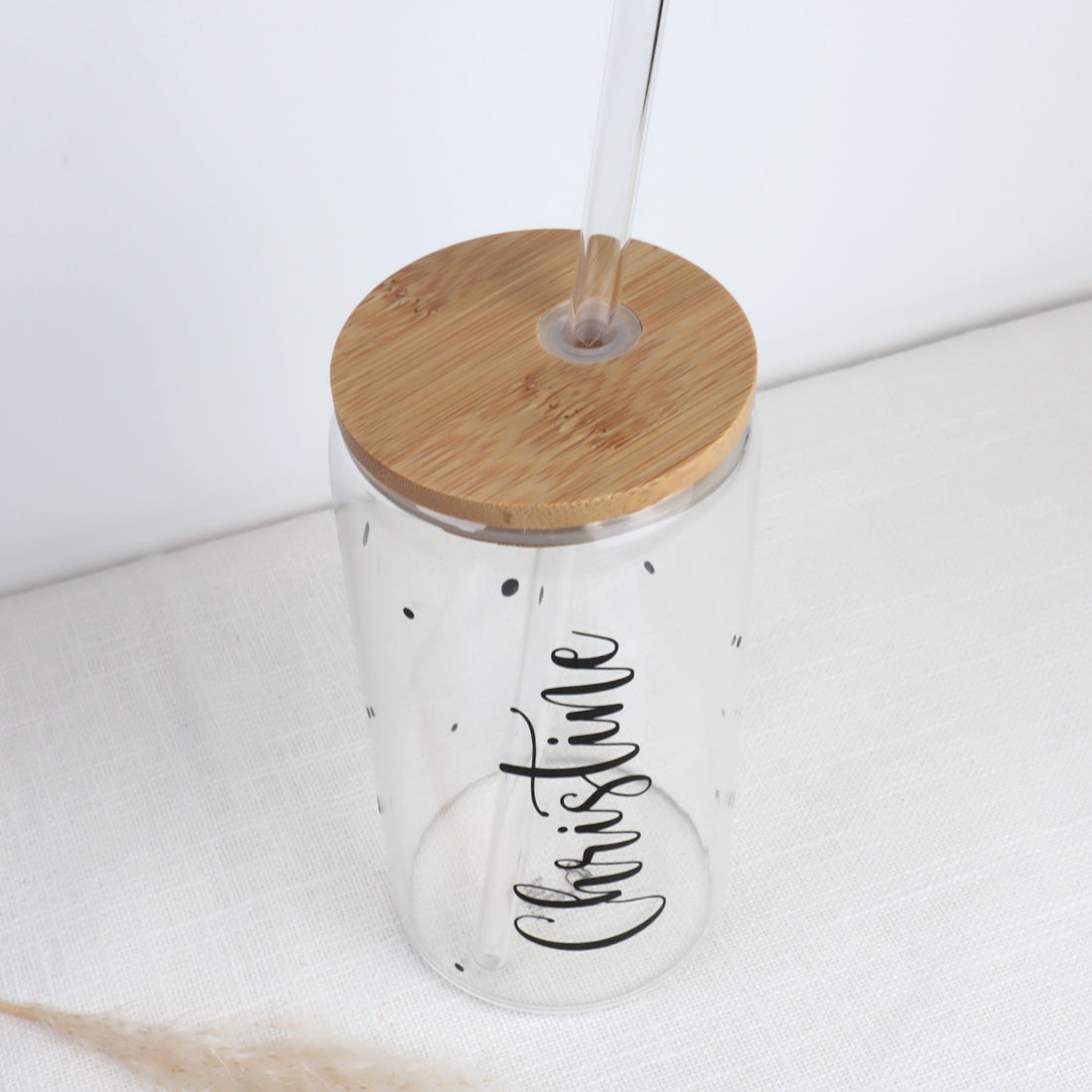 Trinkglas mit Name – personalisiert | Glas mit Bambusdeckel oder Kunststoffbecher