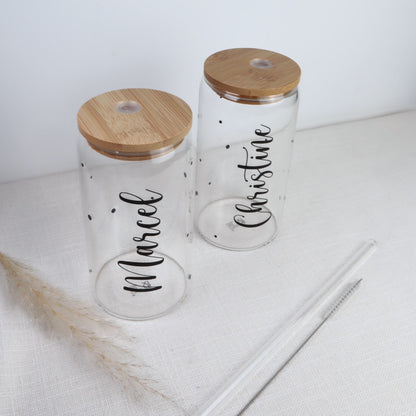 Trinkglas mit Name – personalisiert | Glas mit Bambusdeckel oder Kunststoffbecher